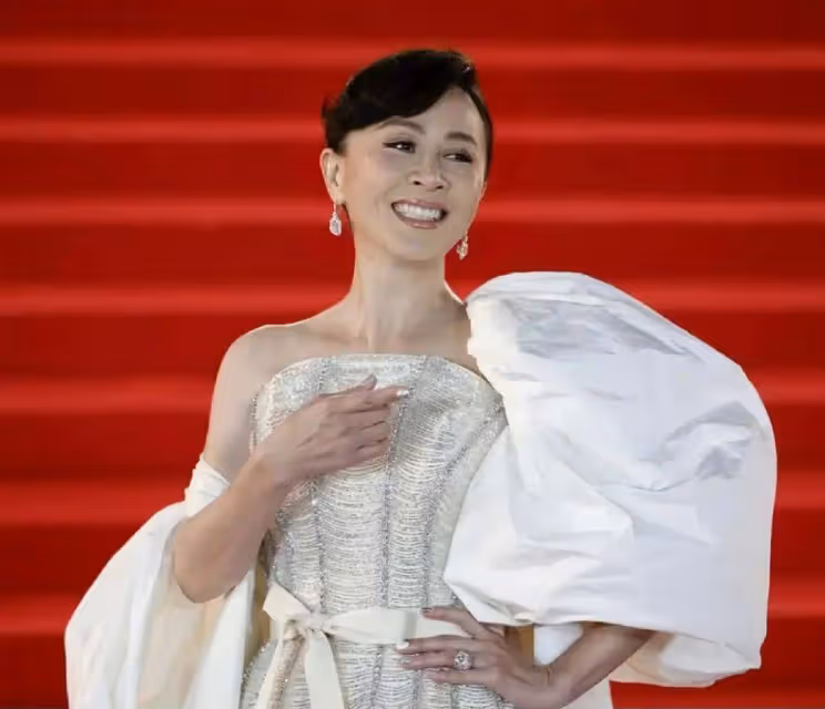 香港金像獎頒獎典禮，著名女星穿龍蝦禮服成焦點，像參加廚師大賽