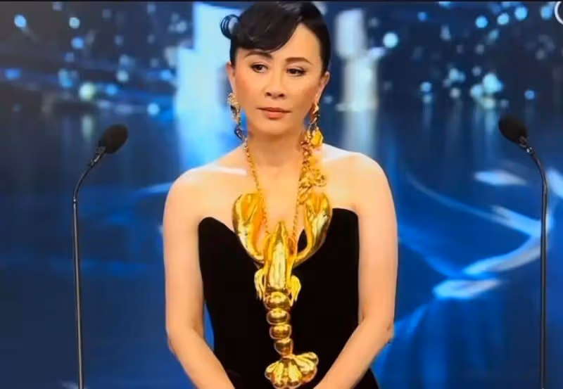 香港金像獎頒獎典禮，著名女星穿龍蝦禮服成焦點，像參加廚師大賽