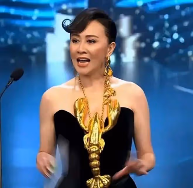 香港金像獎頒獎典禮，著名女星穿龍蝦禮服成焦點，像參加廚師大賽