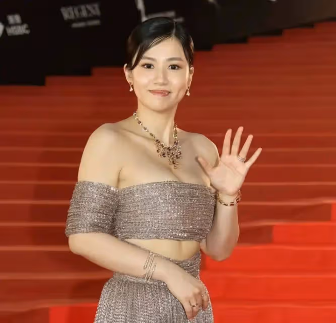 香港金像獎頒獎典禮，著名女星穿龍蝦禮服成焦點，像參加廚師大賽