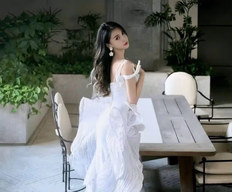 香港金像獎頒獎典禮，著名女星穿龍蝦禮服成焦點，像參加廚師大賽