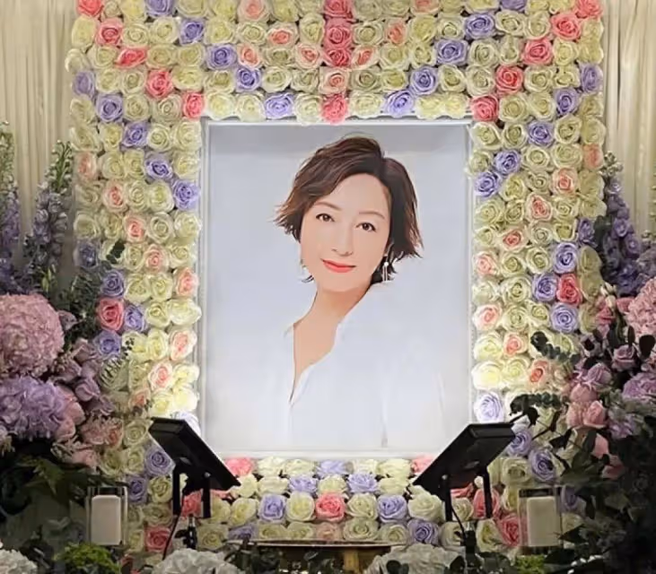 一路走好！香港女星舉行設靈儀式，患食道癌突然離世，同性愛人在現場哭紅鼻子