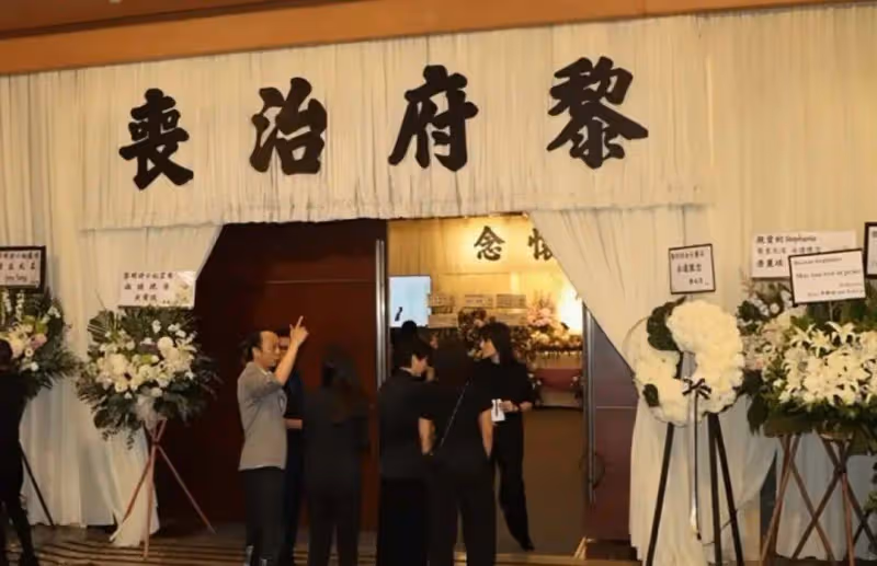 一路走好！香港女星舉行設靈儀式，患食道癌突然離世，同性愛人在現場哭紅鼻子