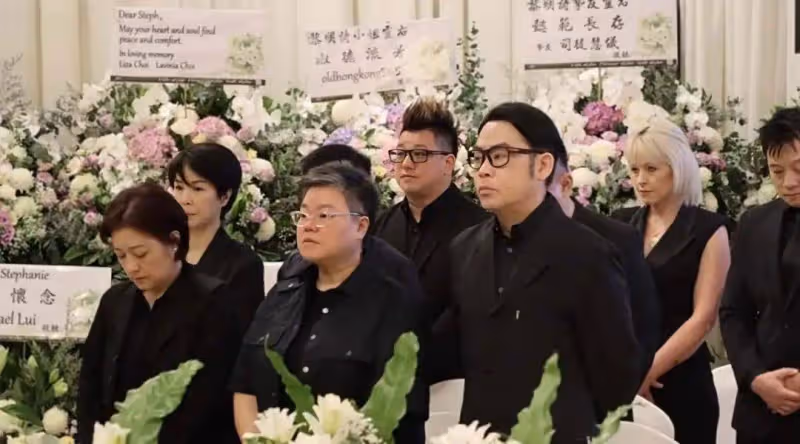 一路走好！香港女星舉行設靈儀式，患食道癌突然離世，同性愛人在現場哭紅鼻子