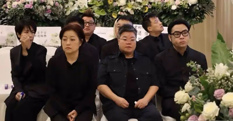 一路走好！香港女星舉行設靈儀式，患食道癌突然離世，同性愛人在現場哭紅鼻子