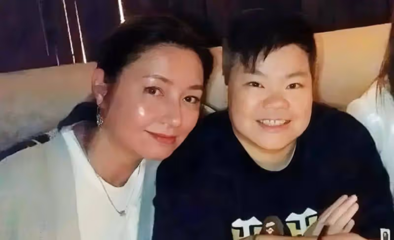 一路走好！香港女星舉行設靈儀式，患食道癌突然離世，同性愛人在現場哭紅鼻子