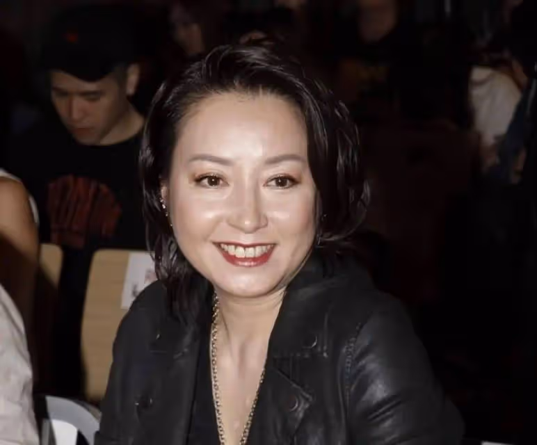 一路走好！香港女星舉行設靈儀式，患食道癌突然離世，同性愛人在現場哭紅鼻子