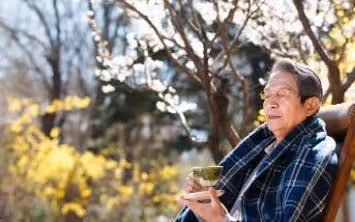65歲老人把房子過戶給侄女,中風後讓親生女兒養老,女兒不接電話