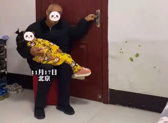 女子和丈夫鬧離婚要走，90歲爺爺抱孩子守門口，拉著門把手不鬆開