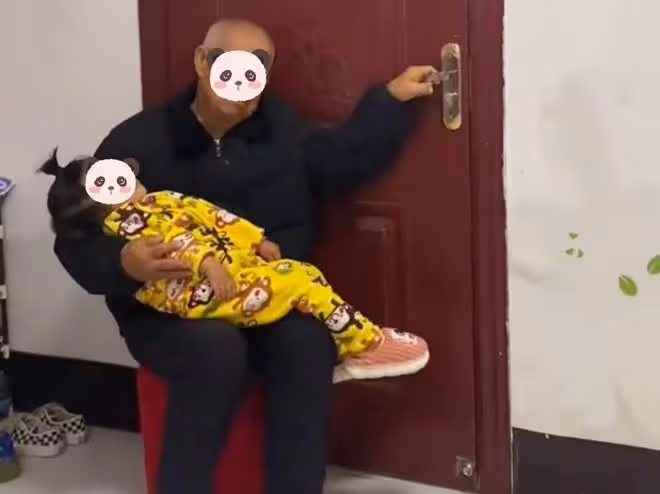 女子和丈夫鬧離婚要走，90歲爺爺抱孩子守門口，拉著門把手不鬆開
