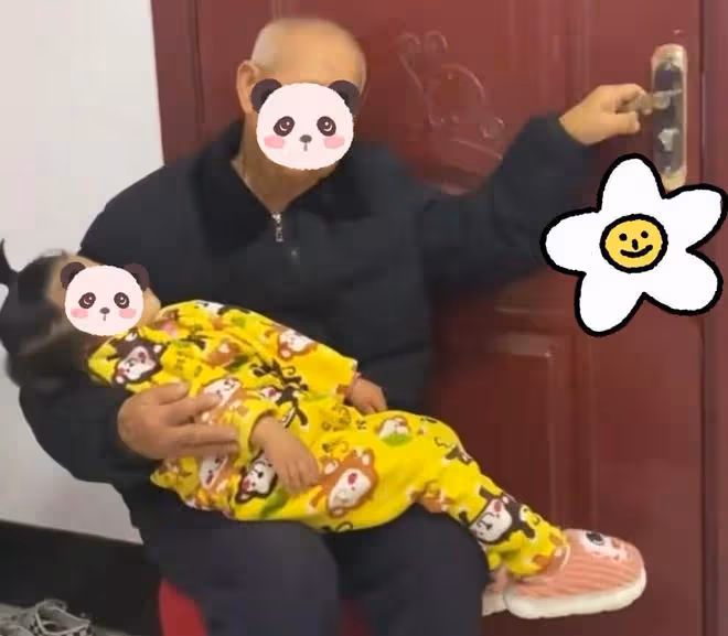 女子和丈夫鬧離婚要走，90歲爺爺抱孩子守門口，拉著門把手不鬆開