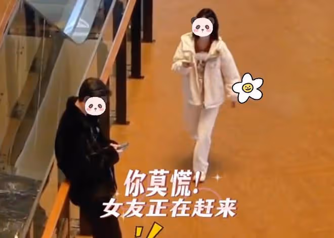 女子遇到心儀帥哥想去搭訕,不料對方女友突然出現,嚇得立即轉身