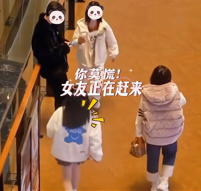 女子遇到心儀帥哥想去搭訕,不料對方女友突然出現,嚇得立即轉身