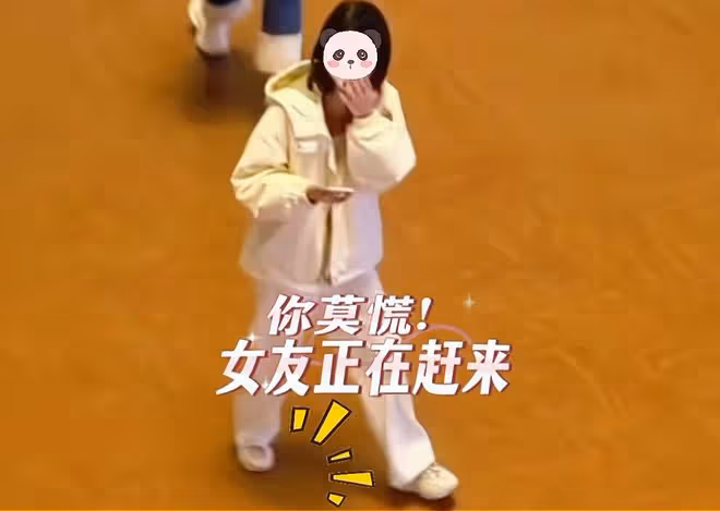 女子遇到心儀帥哥想去搭訕,不料對方女友突然出現,嚇得立即轉身