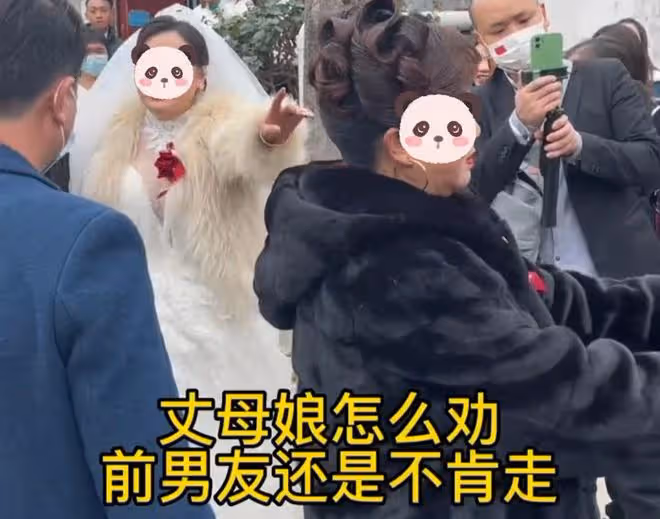前男友婚禮現場求復合,新娘怒問他早幹嘛了,新郎站一旁像局外人