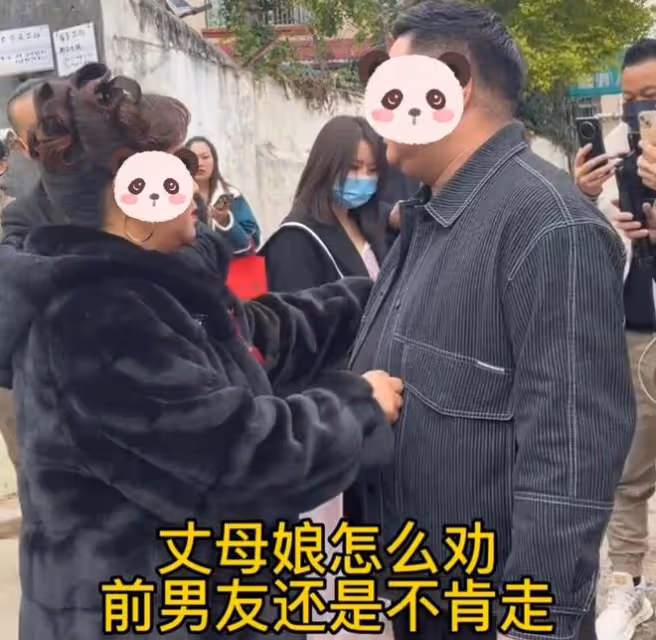 前男友婚禮現場求復合,新娘怒問他早幹嘛了,新郎站一旁像局外人