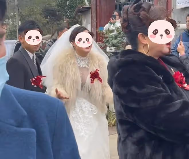 前男友婚禮現場求復合,新娘怒問他早幹嘛了,新郎站一旁像局外人
