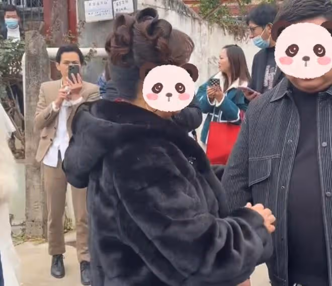前男友婚禮現場求復合,新娘怒問他早幹嘛了,新郎站一旁像局外人