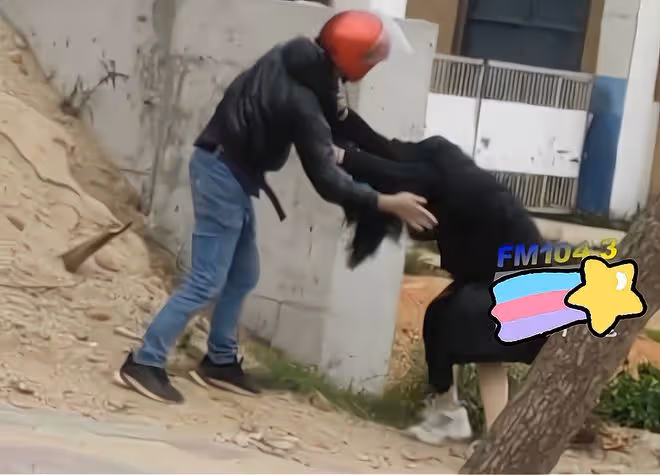 丈夫發現妻子和陌生男子約會,怒扇妻子耳光反被男子揍:別打女人