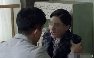12歲那年,母親跟著一個木工走了,狠心的丟下我和同母異父的妹妹