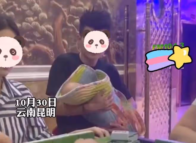 男子二婚生活悲催,抱著孩子伺候媳婦打麻將,前妻看見了很開心