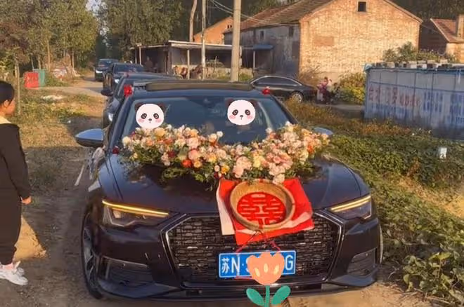 接親隊伍與私家車狹路相逢,私家車拒不讓路,婚車只好集體倒車