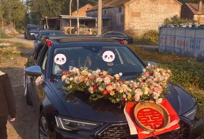 接親隊伍與私家車狹路相逢,私家車拒不讓路,婚車只好集體倒車