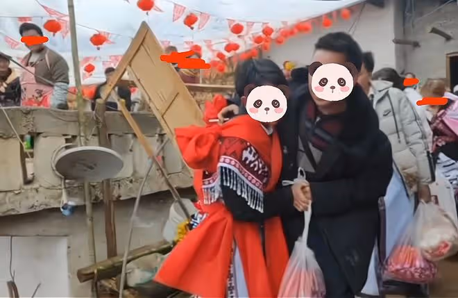 沒錢娶媳婦只能倒插門,父親抱著新郎大哭,說自己對不起兒子