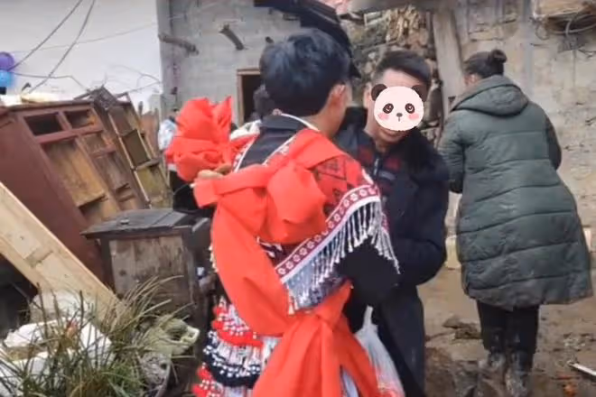 沒錢娶媳婦只能倒插門,父親抱著新郎大哭,說自己對不起兒子