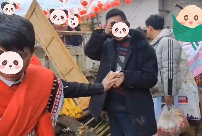 沒錢娶媳婦只能倒插門,父親抱著新郎大哭,說自己對不起兒子