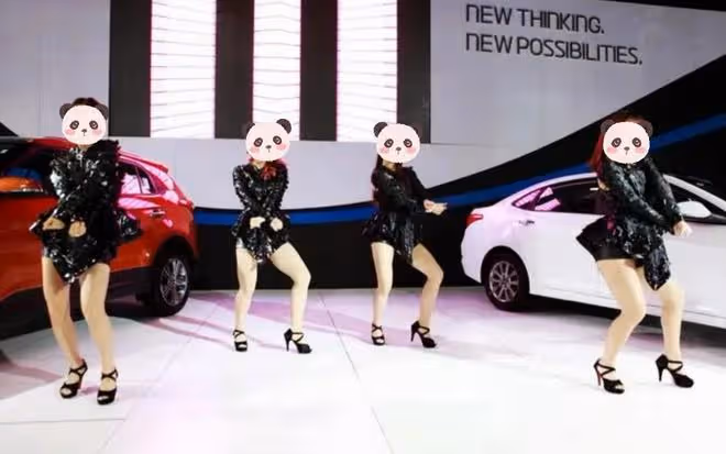 車模在台上表演,坐在輪椅上的大爺離太遠看不清,一著急站了起來