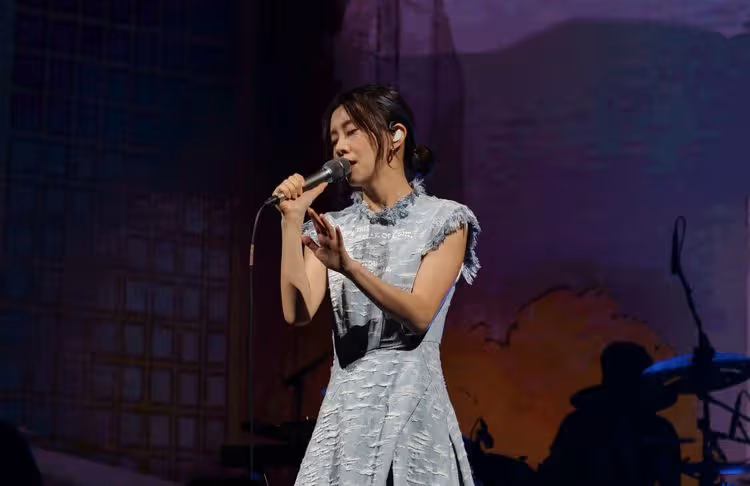 白安奔港選唱王菲經典《執迷不悔》　注音搭配拼音苦背練粵語