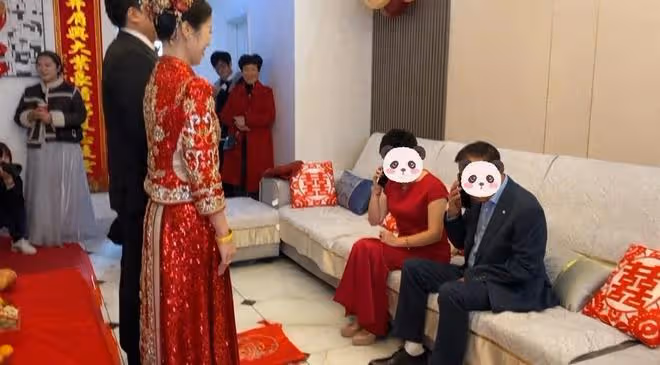 新娘等著磕頭,公婆業務繁忙一起接電話:兒媳別急,再給你掙幾萬