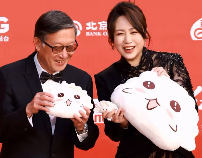 這一夜，坐在張藝謀身邊的馬麗，讓人看到她在內娛的「江湖地位」