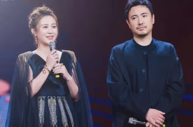 這一夜，坐在張藝謀身邊的馬麗，讓人看到她在內娛的「江湖地位」