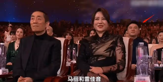 這一夜，坐在張藝謀身邊的馬麗，讓人看到她在內娛的「江湖地位」