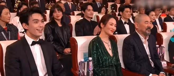 這一夜，坐在張藝謀身邊的馬麗，讓人看到她在內娛的「江湖地位」