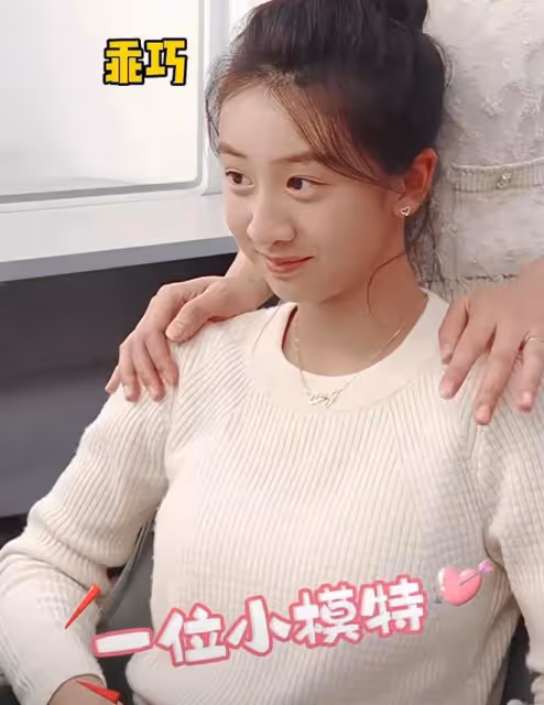 葉一茜給女兒剪劉海，16歲森碟長成大姑娘模樣，漂亮精緻美過媽媽