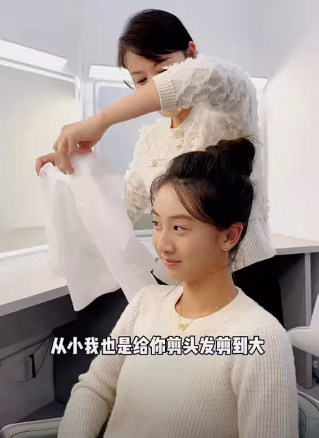 葉一茜給女兒剪劉海，16歲森碟長成大姑娘模樣，漂亮精緻美過媽媽