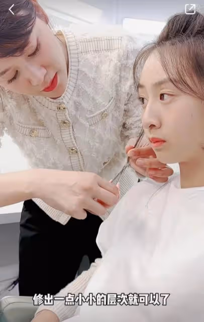 葉一茜給女兒剪劉海，16歲森碟長成大姑娘模樣，漂亮精緻美過媽媽