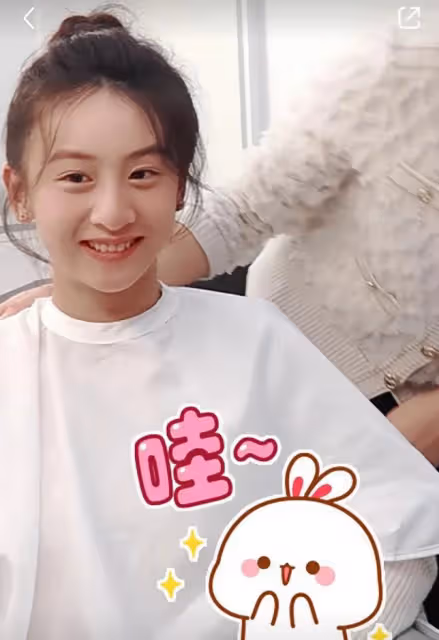 葉一茜給女兒剪劉海，16歲森碟長成大姑娘模樣，漂亮精緻美過媽媽
