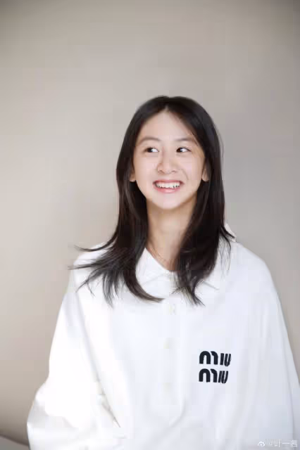 葉一茜給女兒剪劉海，16歲森碟長成大姑娘模樣，漂亮精緻美過媽媽