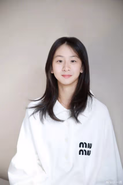葉一茜給女兒剪劉海，16歲森碟長成大姑娘模樣，漂亮精緻美過媽媽