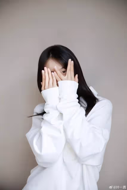 葉一茜給女兒剪劉海，16歲森碟長成大姑娘模樣，漂亮精緻美過媽媽