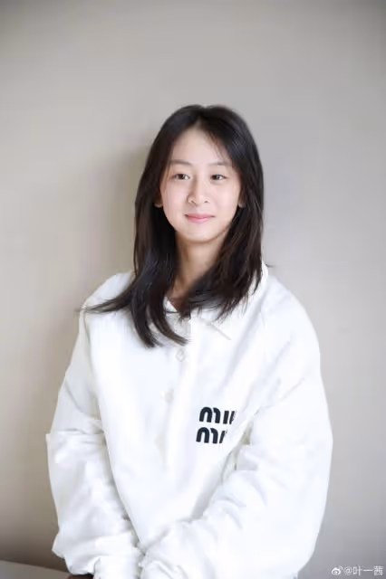 葉一茜給女兒剪劉海，16歲森碟長成大姑娘模樣，漂亮精緻美過媽媽