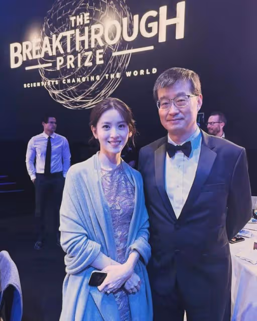 章澤天再度亮相，穿黑色皮衣皮裙站C位，章子怡也在現場