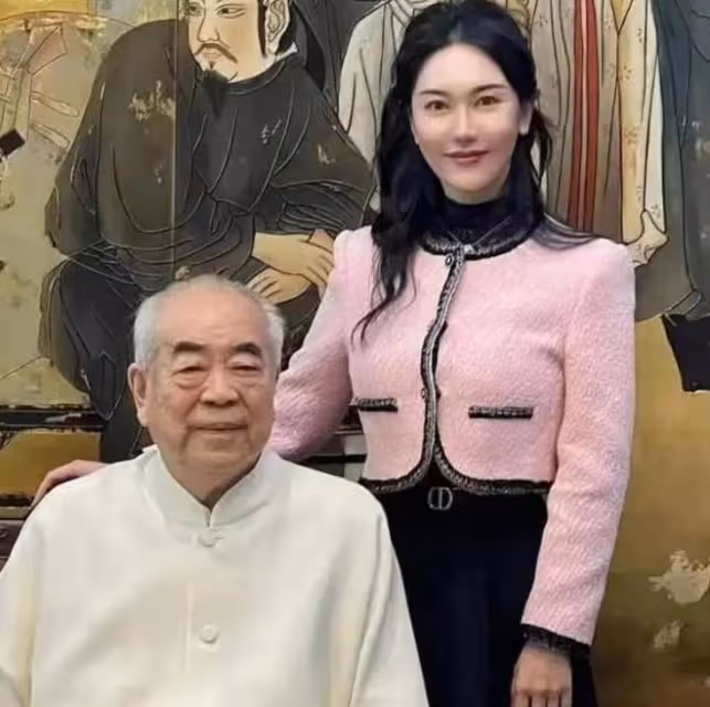 范曾教36歲妻子徐萌畫畫，徐萌畫一隻烏龜，夫妻生活充滿藝術奇趣