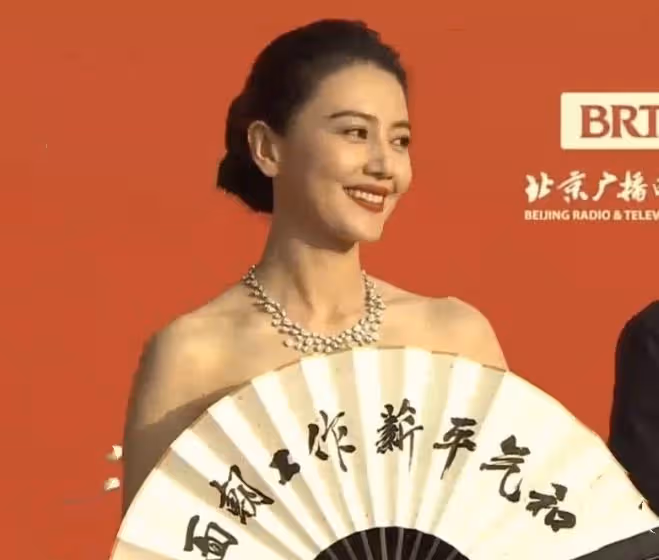 北影節紅毯!關曉彤的腿,張歆藝的胸,在高圓圓的優雅前毫無亮點