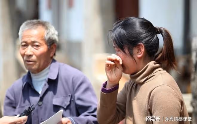 8歲時父親出軌拋妻棄女,20年後找我要贍養費,我:有本事去告我