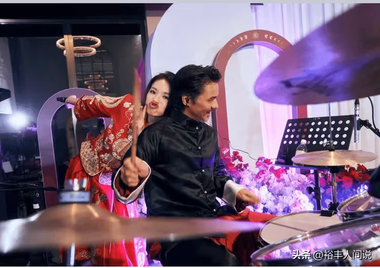 馮德倫舒淇穿喜服慶結婚周年!售價僅5000多,甜蜜親吻鬍渣搶鏡